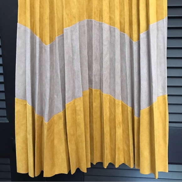Zara Faux Suede Pleated Midi Skirt, Chevron Like Pattern, Size Small - Picture 5 of 10